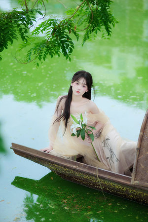 迈开腿吃草莓的图片